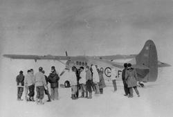 Ett fly på isen, Otter OAG. Mange personer ved flyet.