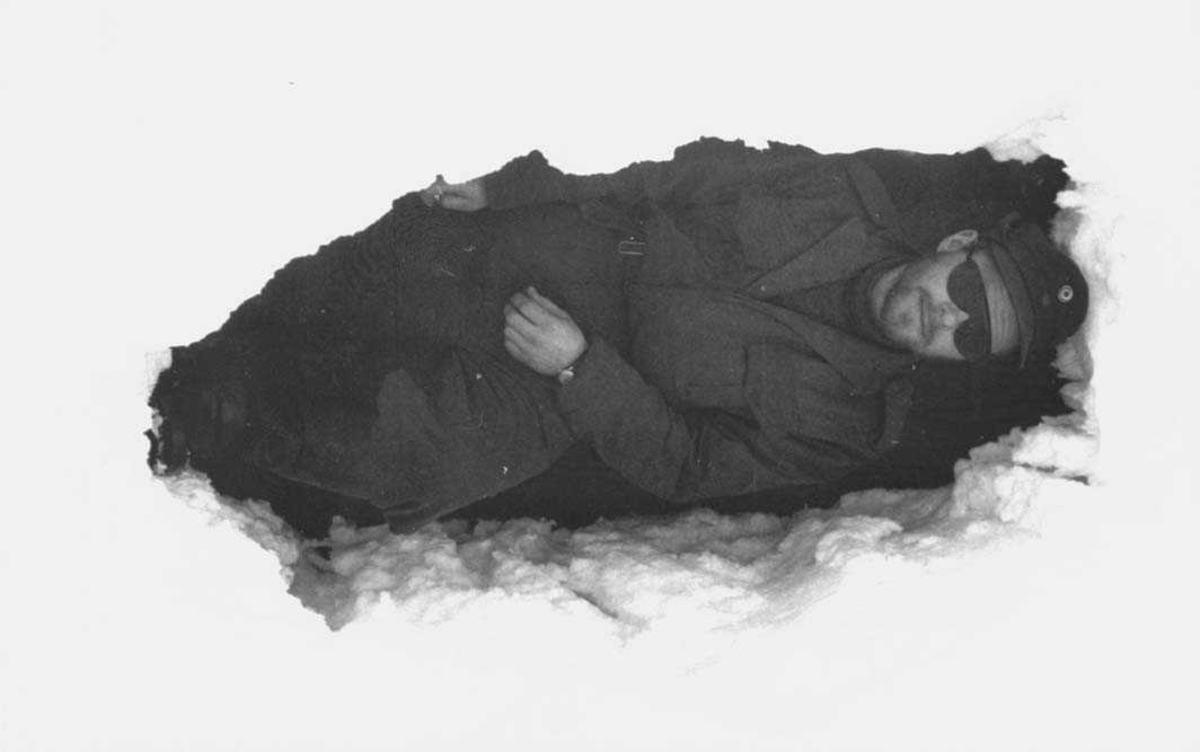 En person inne i ei "snøhule".
