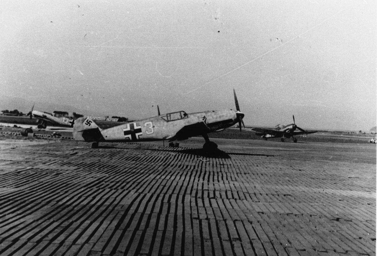 Tysk militere fly på bakken Bf109