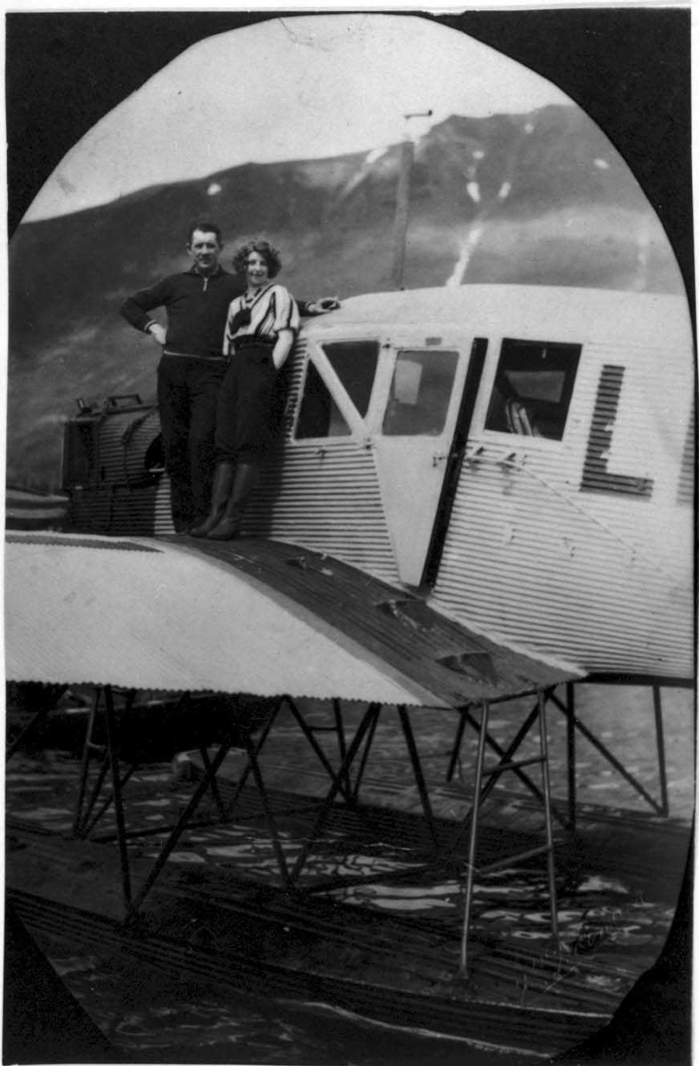 Fly, Junkers F 13. I 1932 omregistrert til LN -ABH og solgt til Nord-Norges Aero. En mann og en kvinne på vingen 