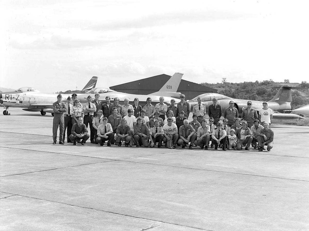 Lufthavn. Gruppefoto av personell foran en F-16 jagerfly.