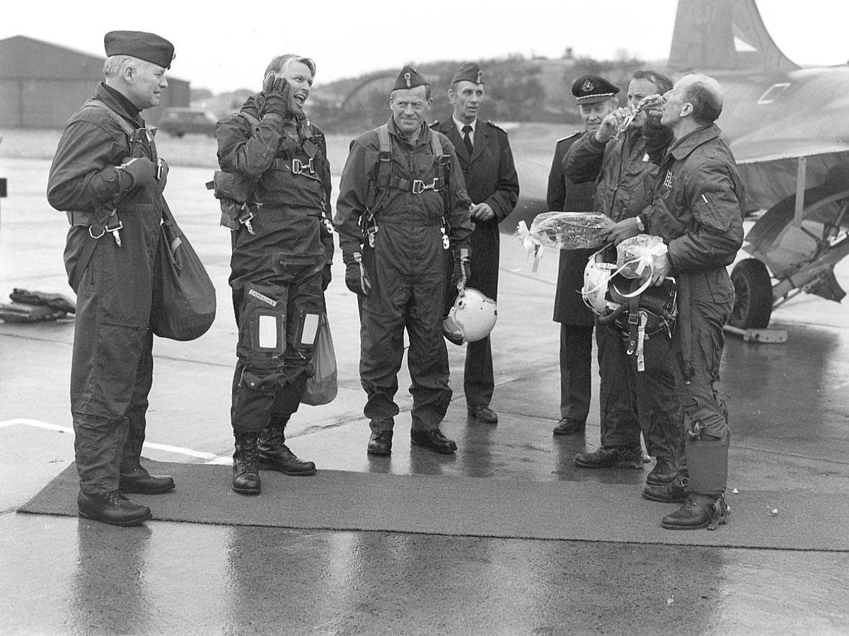 Utfasingen av CF-104 Starfighter pågår, og her sees 7 personer som feirer begivenheten.