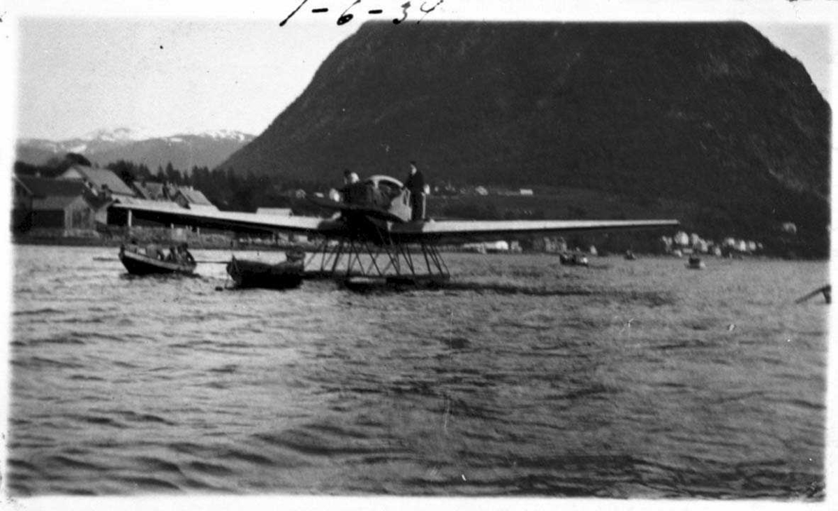 Ett fly på havet. Junkers F.13W. I 1932 omregistrert til LN-ABH og solgt til Nord-Norges Aero. 