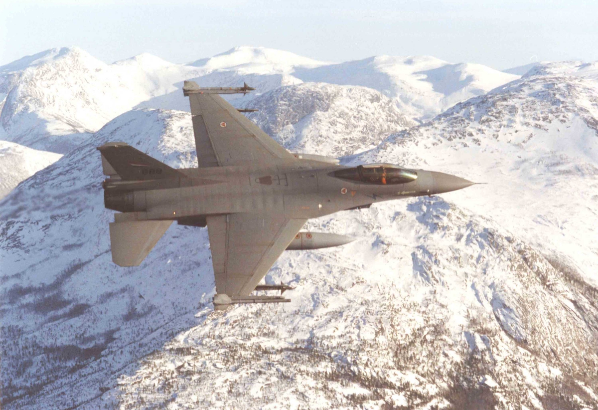Ett fly i lufta , F-16 A   331 skv.