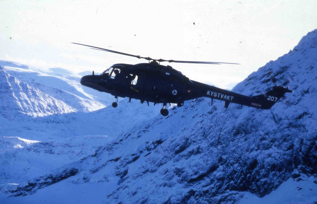 Ett helikopter i lufta , Lynx Mk 86  207 337 skv  Kystvakt.