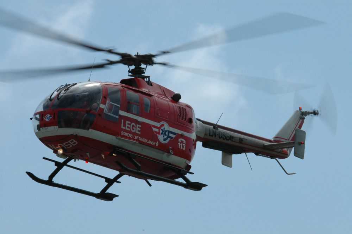 Ett helikopter på i lufta, MBB BO-105CBS-4, LN-OSB fra Norsk Luftambulanse.