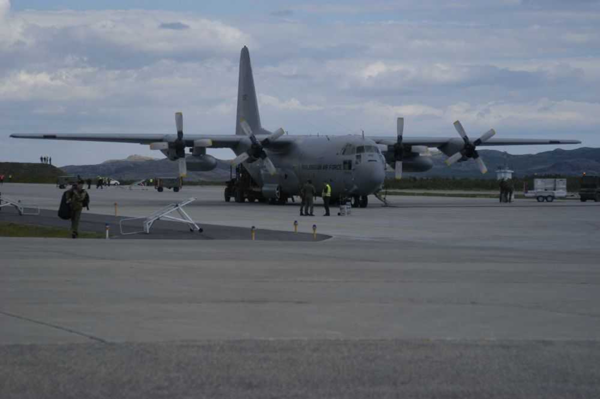 Lufthavn (flyplass). Ett fly på bakken Lockheed C-130H Hercules 952 "ODIN" fra Norway - Air Force.