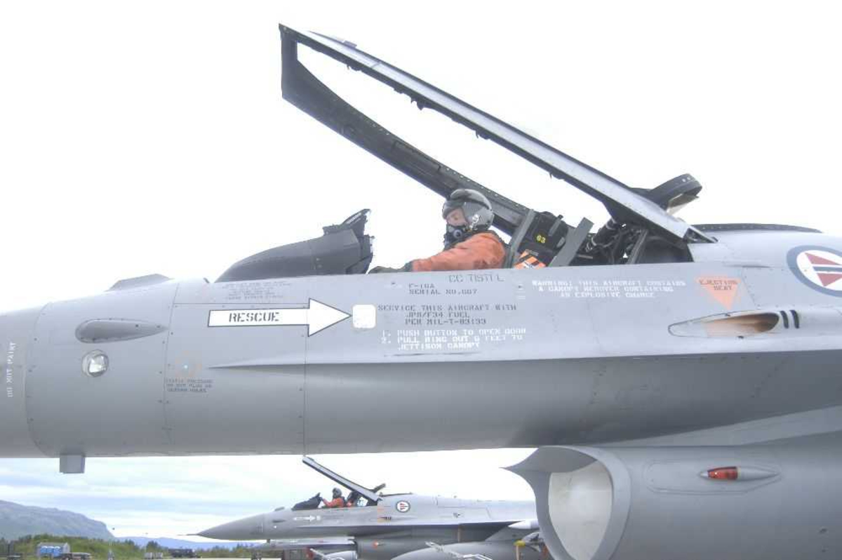 F-16, detaljfoto fra cockpit utvendig. Pilot (flyger) i cockpiten.