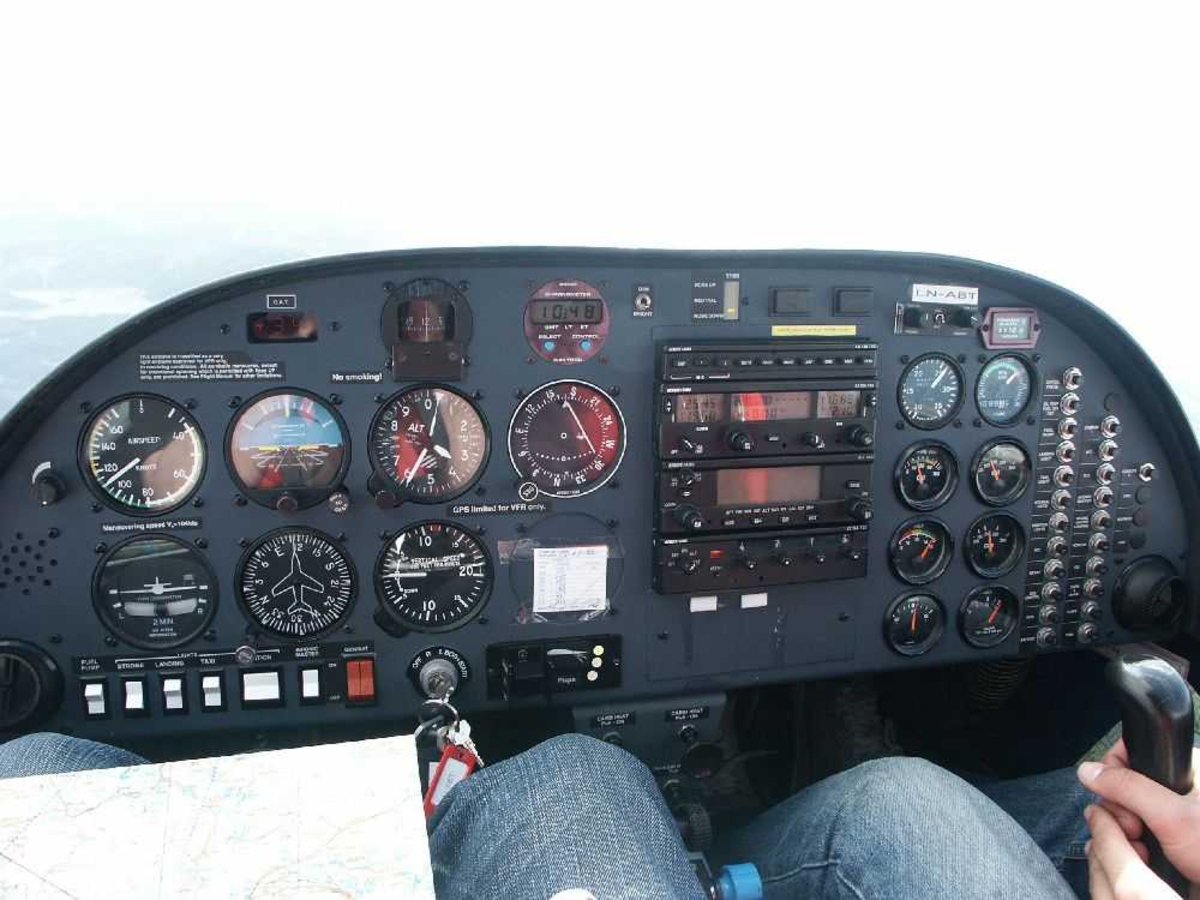 Cockpit med instrumenter.
