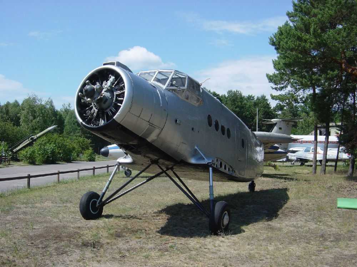 Ett propellfly på bakken, delvis demontert. Antonov An-2.
