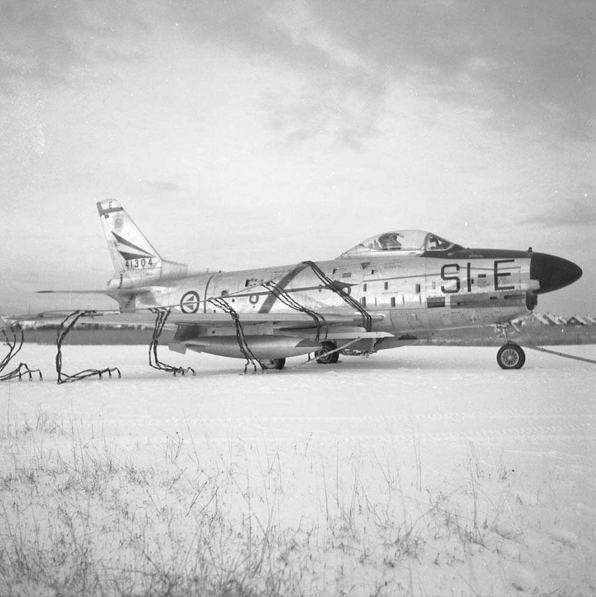 F-86-K, SI-E, tail nr. 54-1304, i nettet på Bodø flystasjon. Flyet ...