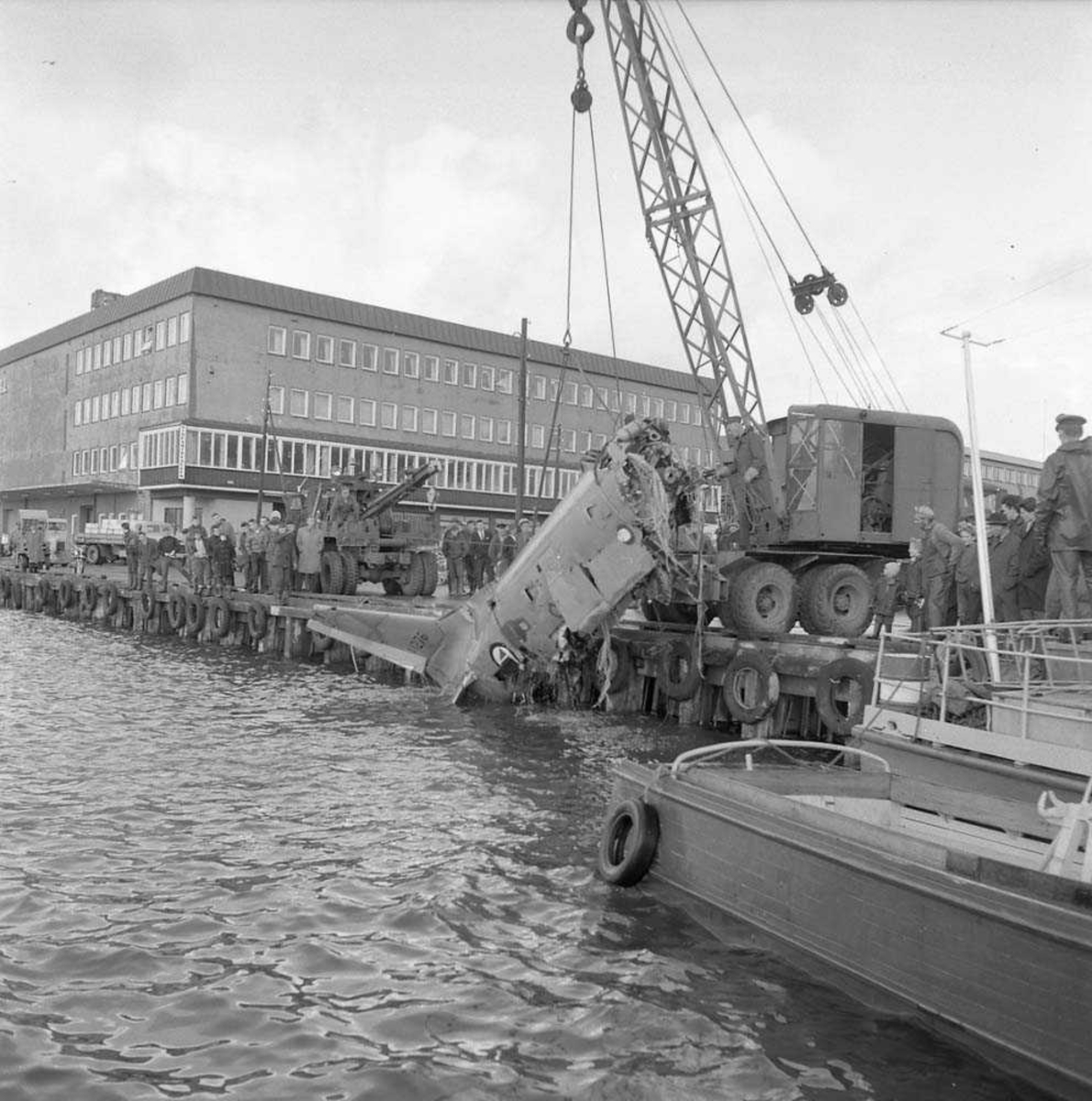 F-86-K Sabre er hevet fra havets bunn og slept inn til havnen i Bodø, av fartøyet N-510-ME. Flyvraket ble så kjørt til Bodø flystasjon.