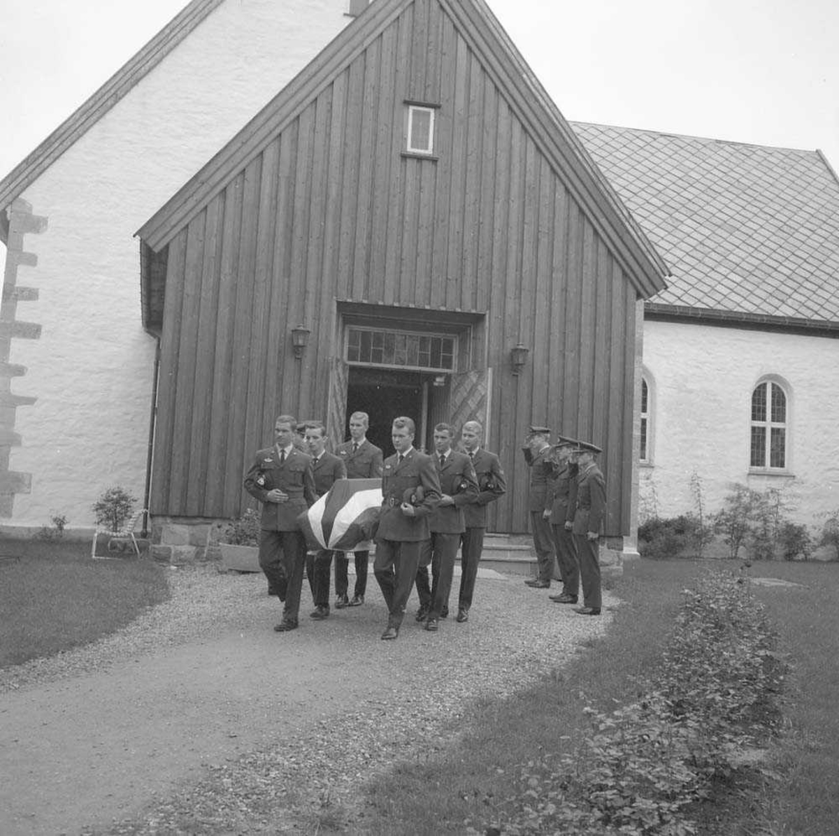Fra begravelsen til Sersjant Øystein Midthus, 334 skvadron, Bodø flystasjon. Stedet er Bodin kirke.