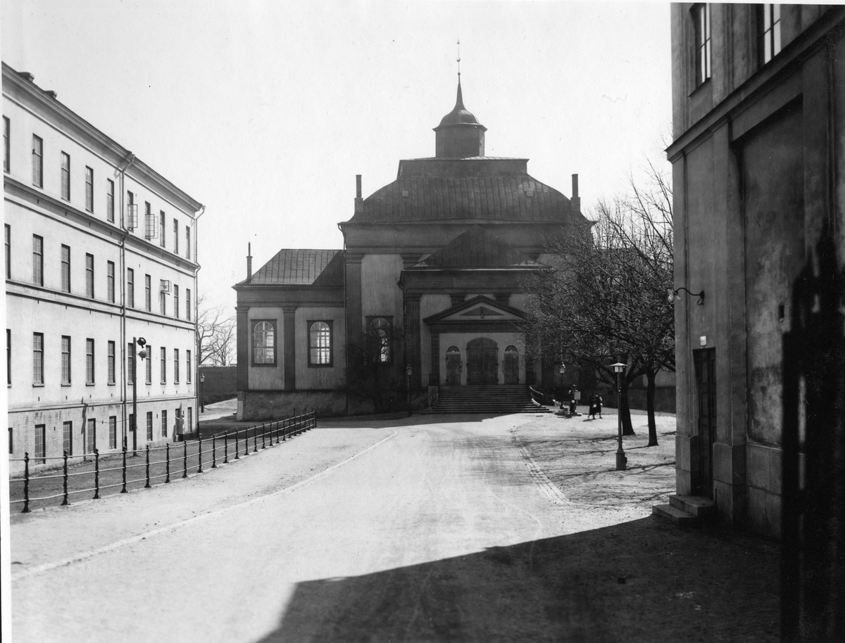 Amiralitetskyrkan fotograferad från Vallgatan.