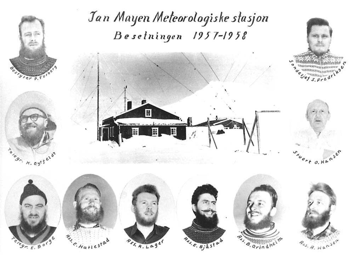 Bilde over personer som har vært stasjonert på Jan Mayen Meteorologiske stasjon 1957-1958. Værstasjonen i midten.