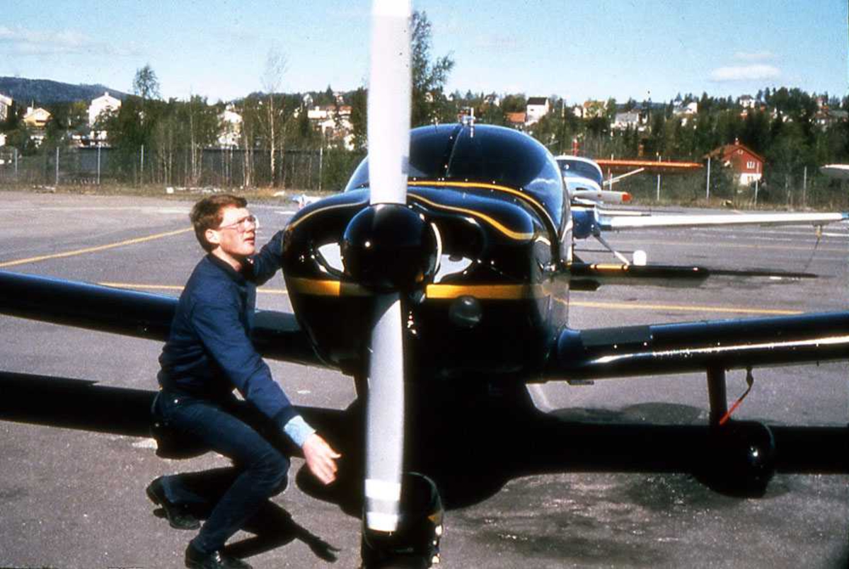 Ett fly på bakken. LN-RAC, Robin R.2160. En person foran flyet, ved propell