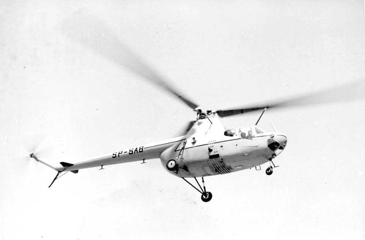 Ett helikopter i luften, MIL MI-1 Hare Helik SP-SAB.