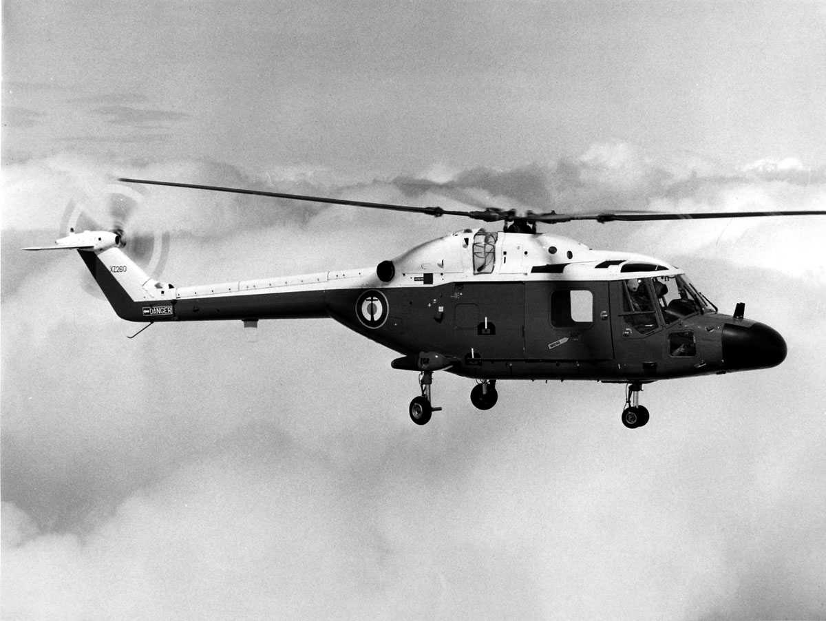 Ett helikopter i luften. Westland Lynx HAS Mk.2 merket XZ260