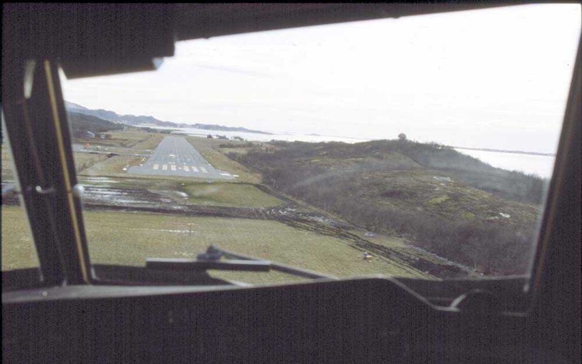 Luftfoto/Flyplass. Sandnessjøen. Ett fly, DHC-6-300 Twin Otter fra Widerøe, klar for landing.