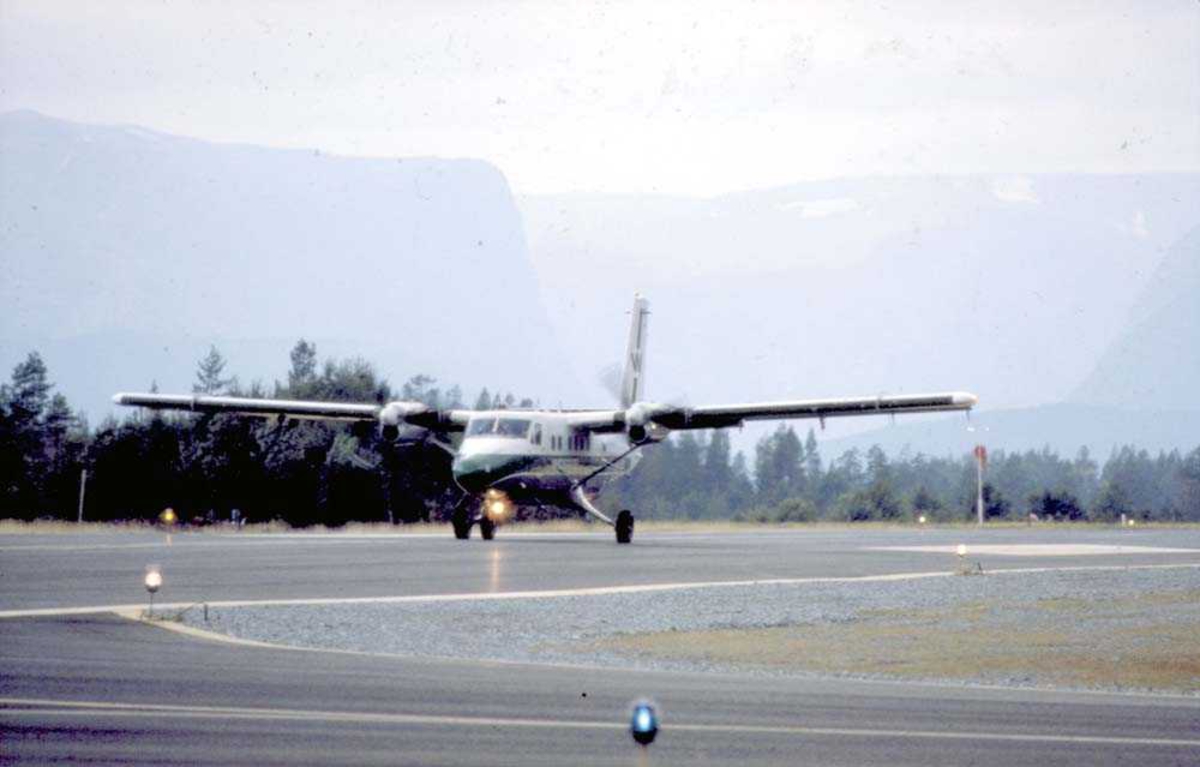Lufthavn/Flyplass. Sandane. Ett fly, LN-BNX, DHC-6-300 Twin Otter fra Widerøe.