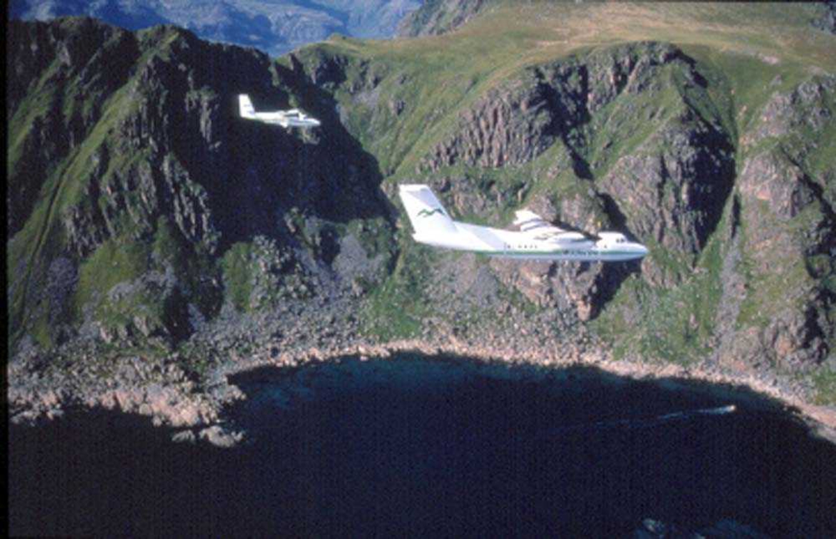 Luftfoto. Lofoten. To fly, LN-BNH, DHC-6-300 Twin Otter og LN-WFG, DHC-7-102 Dash 7 fra Widerøe.
