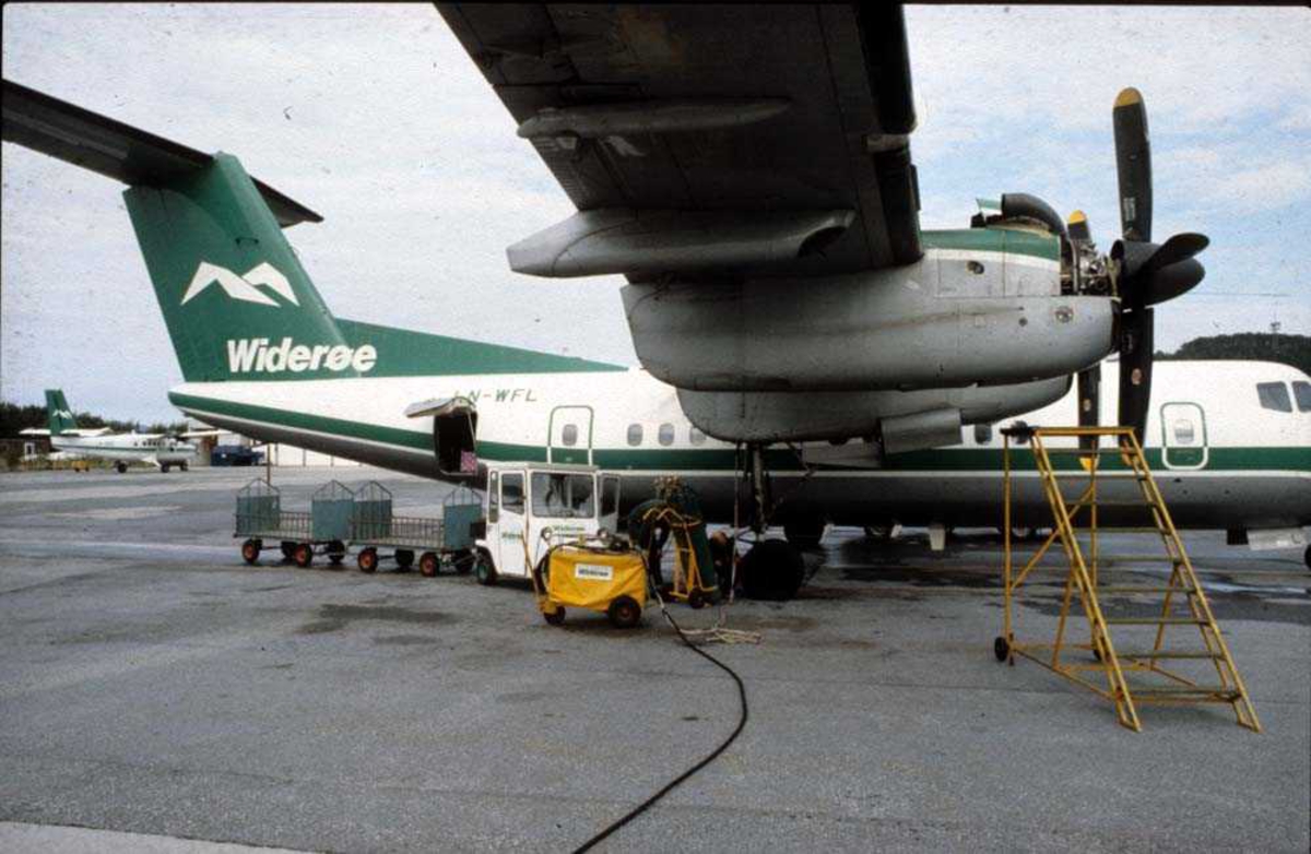 Lufthavn/Flyplass. Florø. Ett fly, LNWFL, De Havilland Canada DHC-7-102 Dash 7 fra Widerøe
