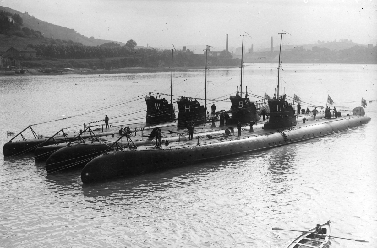 Ubåtsdivision [med Uttern, Bävern och Walen (sic)] msom i aug-sept besökte Bremen-Dunquerte-San Sebastien-Dover. Till ankars i Passages San Sebastien 1927.