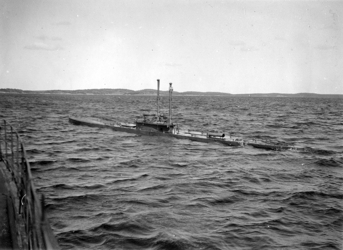 Ubåt uppe vid ytan ute till sjöss. Fotot taget från en annan båt.