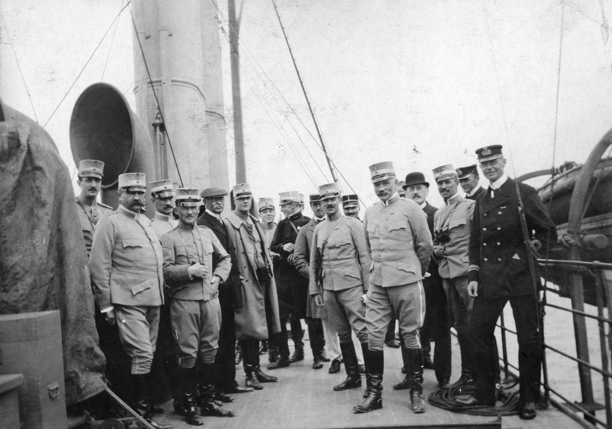 Skånska dragoner erlägger besök och poserar i uniform ombord på fartyget Blenda 1911. Till höger i bild står sjökapten.