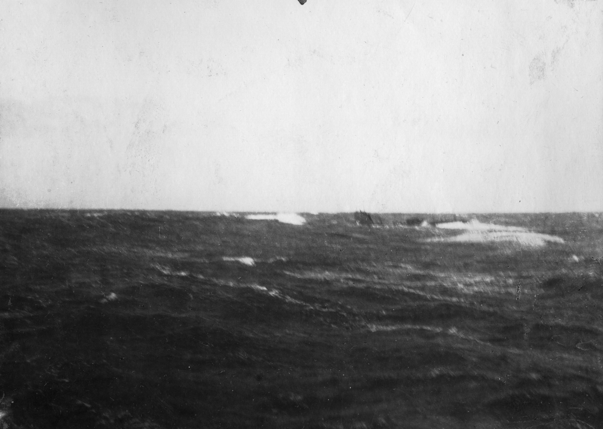 Ubåten "Valrossen" sticker upp i vågorna över ytan.