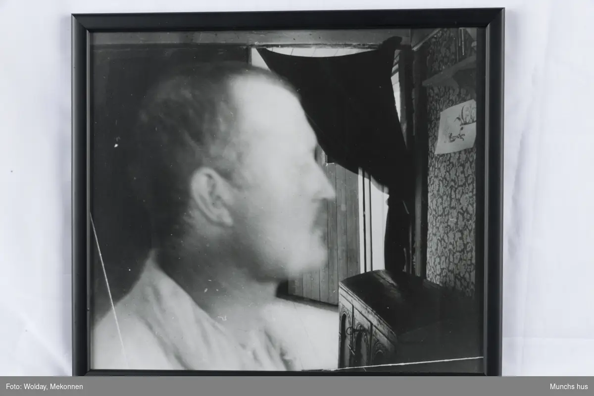 Selvportrett. Edvard Munchs fotograferte seg selv i "Lykkehuset".