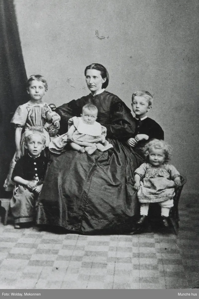 Edvard Munchs mor, med de 5 barna Inger Marie, Johanne Sophie, Peter Andreas, Laura Cathrine og Edvard Munch stående til høyre for moren.

