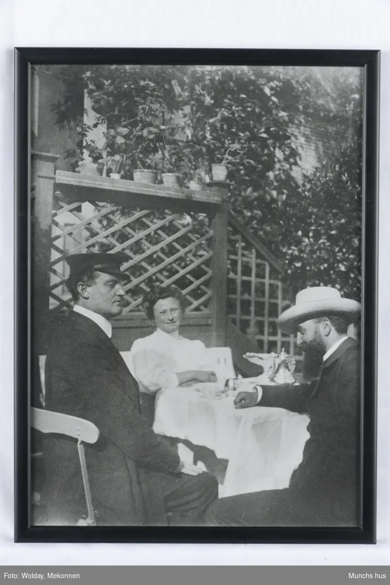 Sommer i Åsgårdstrand. Edvard Munch sammen med en kvinne og en mann (ant. kunstneren Paul Rollon «Pola» Gauguin).
