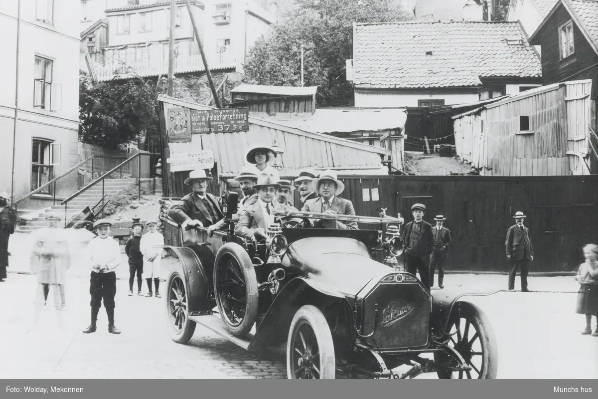 Biltur i Kristiania (ant.) 1913. Curt Glaser bak rattet. Gierløff ved siden av. Fru Glaser, Edvard Munch, Kollmann, Jappe Nielsen, og Ludvig Ravensberg.