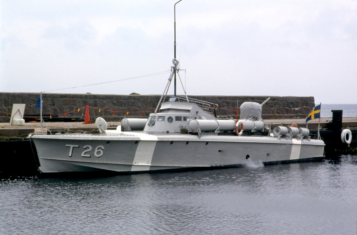 T26 liggande i hamn på Christiansö, Danmark