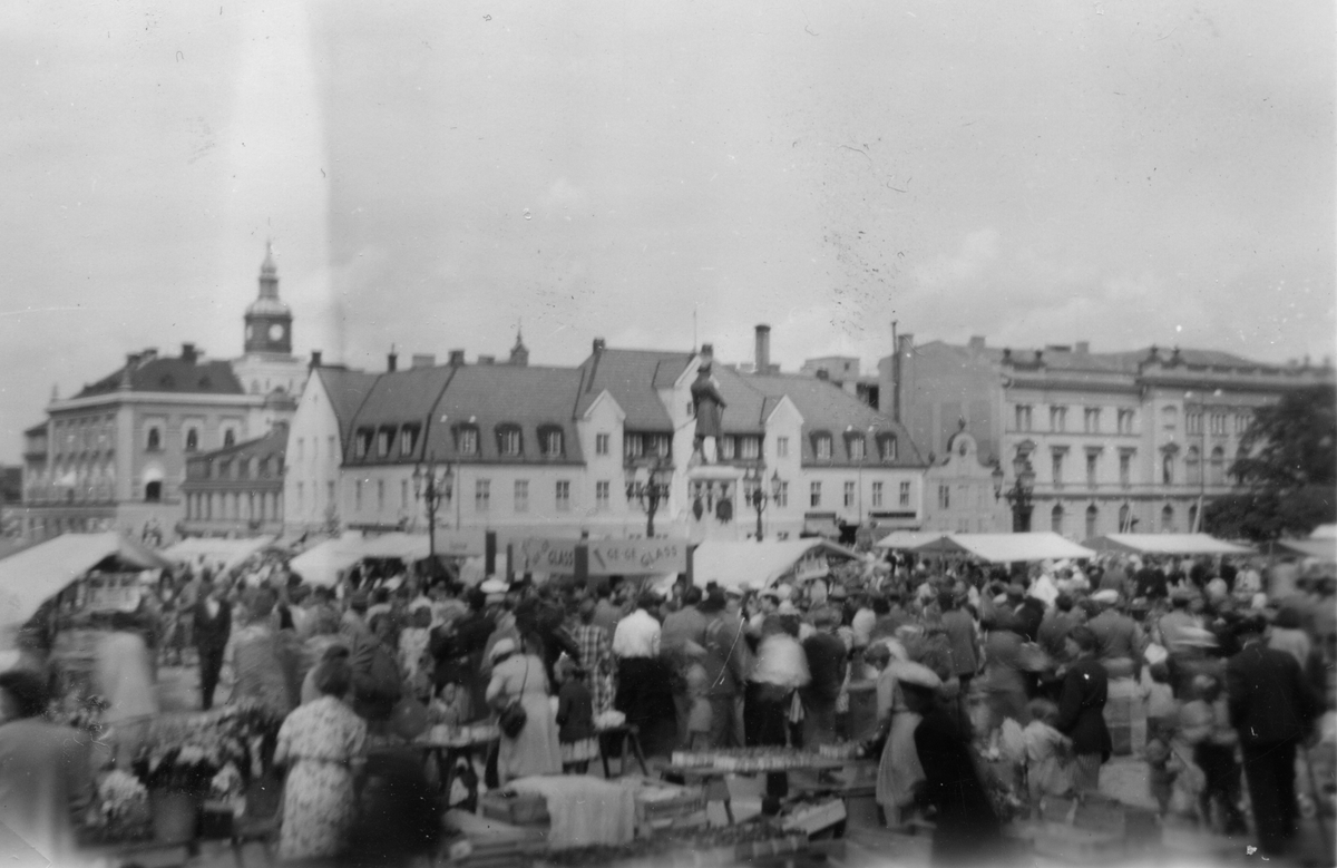 Lövmarknaden på stortorget sommaren 1948