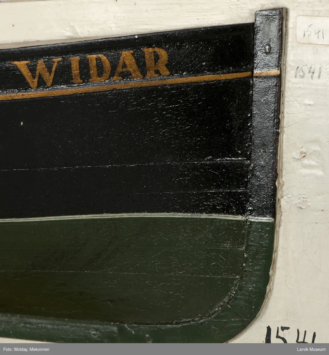 Halvmodell på grå plate av WIDAR