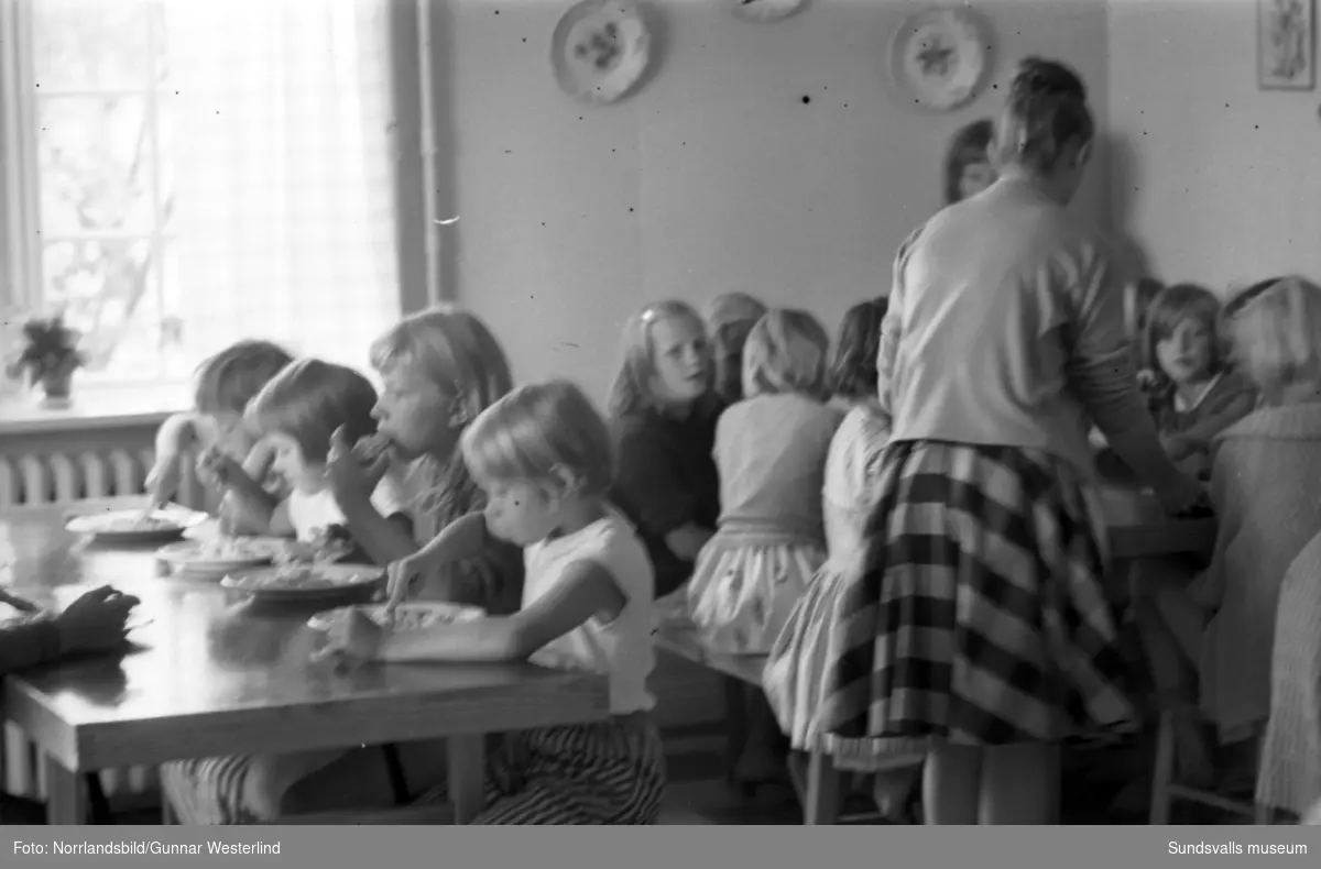 Barnkolonin i Stöde, aktiviterer inom- och utomhus.