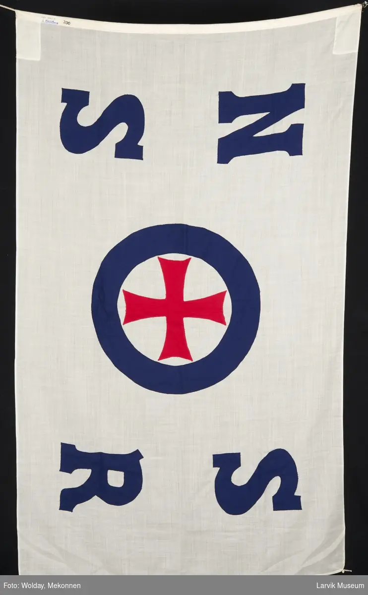 Firmaflagg påsydd N S S R, glå ring m. rødt malteserkors.