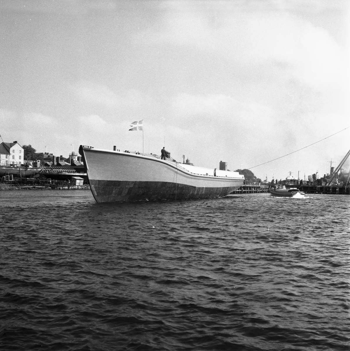 Bilden visar skrovet av minsveparen Iggö efter sjösättningen. Fartyget bär fortfarande ingen däcksutrustning.