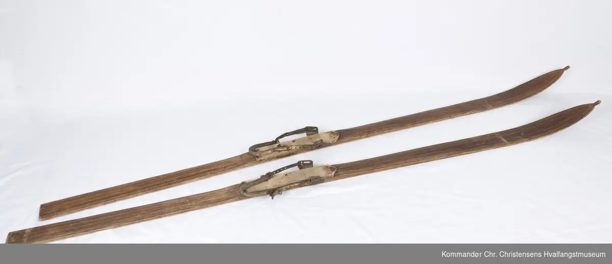 Høvlet, svakt profilert jernbinding med beslag fastskrudd