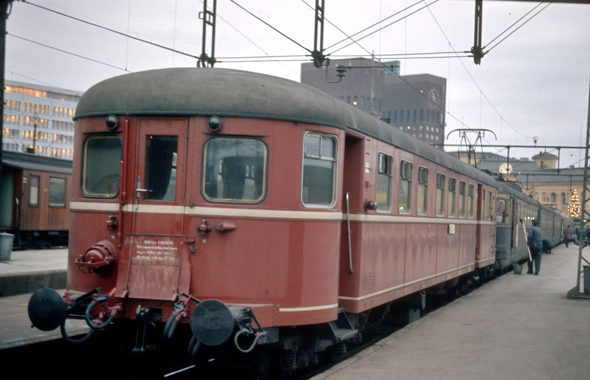 Styrevogn BFS 86 bakerst i tog av type 66 på Oslo V.