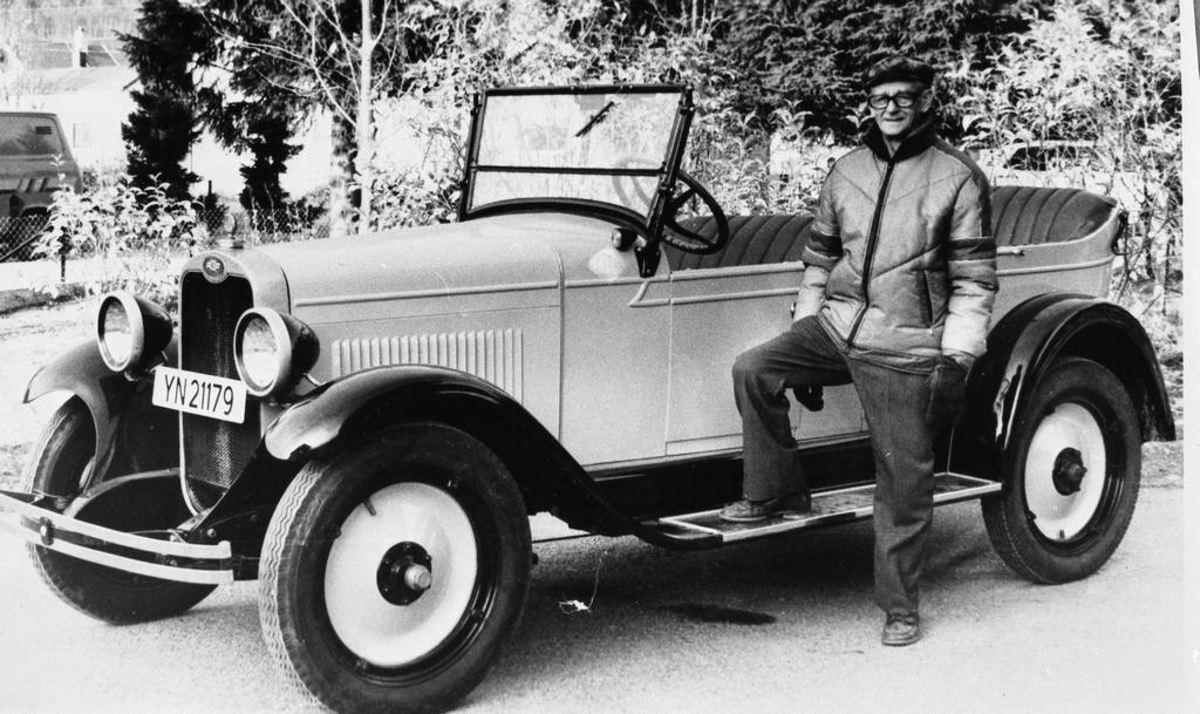 Ingelund Ingebrigtsen Bjerkvik med Chervrolet 1928-modell, som han bygget selv.
Ingelund Ingebrigtsen er født i 1908 og har kjørt drosje i Bjerkvik i 54 år.