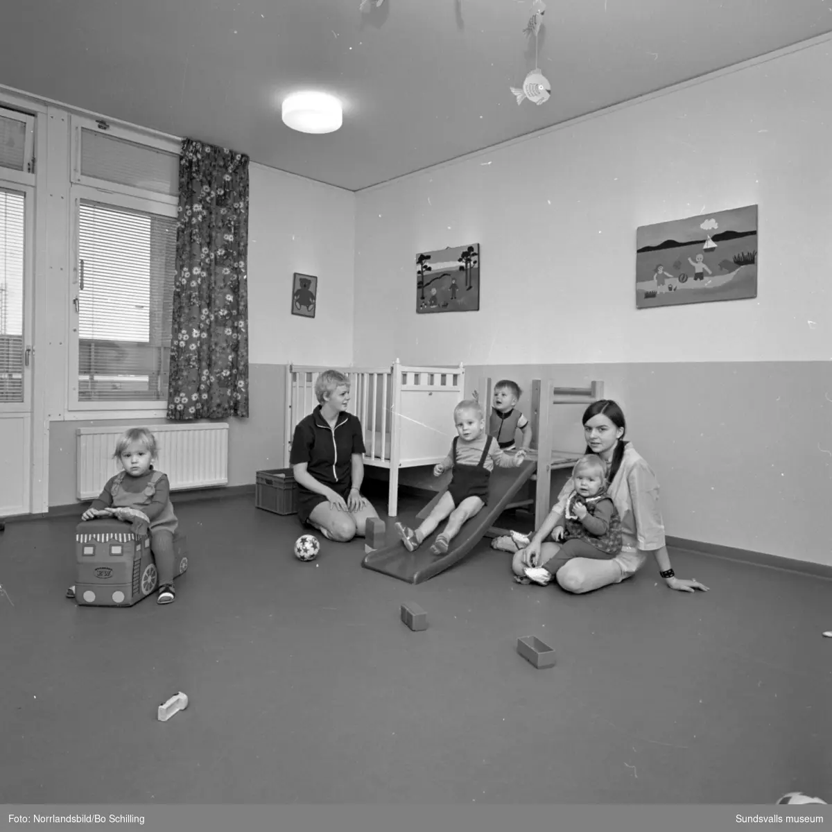 Interiör från barnstugan i västra Skönsberg, fotograferat för centrala byggnadskommittén.