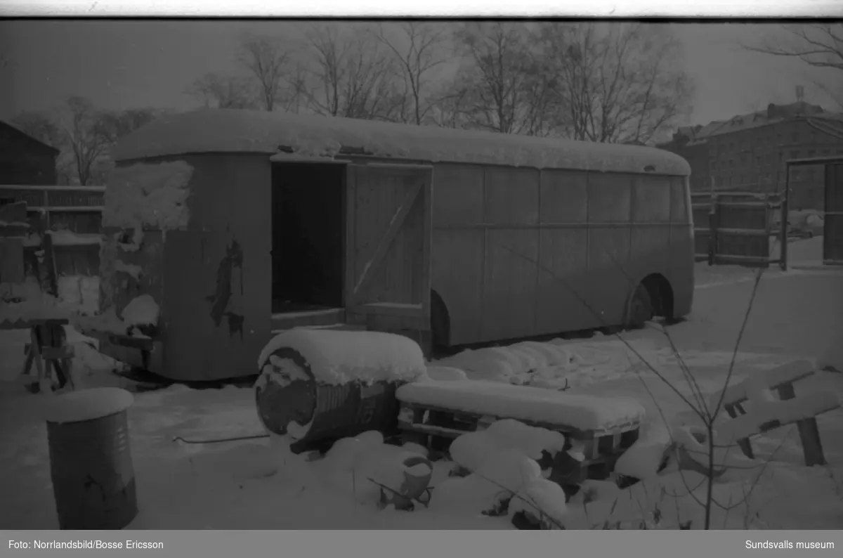 Arbetslösa och utslagna bor i gamla bussar och liknande i Sundsvalls vinterkyla. Reportage för Expressen.