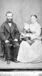 Portrett av ukjent familie. Det er trolig mor, far og barn. 