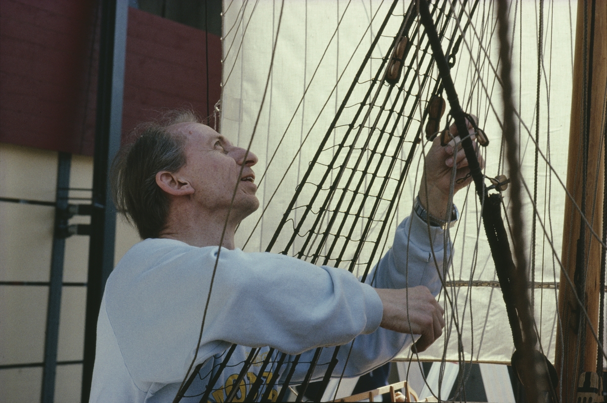 Modellkonservator Göran Forss justerar riggen på modellen av Vasa i skala 1:10.