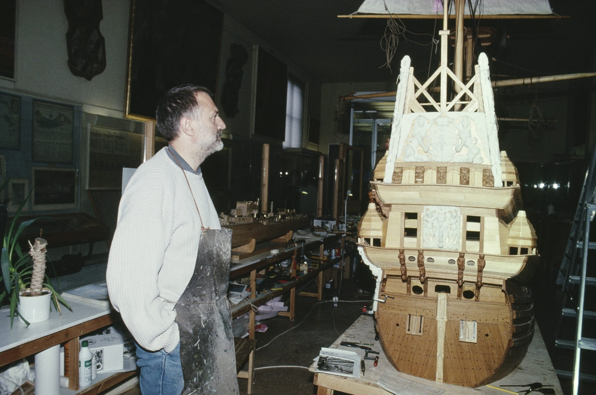 Ingvar Jörpeland i arbete med akterspegeln på vasamodellen i skala 1:10. Skulpturerna och övrig utsmyckning på modellen är skulpterade i cernitlera.