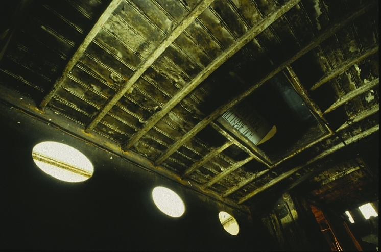 Fartyg: FREJA                         Bredd över allt 4,02 meterLängd över allt 20,15 meterRederi: Ångbåtsföreningen FrejaByggår: 1869Varv: Motala VerkstadÖvrigt: Fototillfälle: 2005-06-04. Byggdes som Kalmarsund No3. Blev 1887 Freja och trafikerade Frykensjöarna tills den förliste 1896. Bärgades 1994 och byggdes upp vari 99% av all plåt byttes ut. Eldhärjades men återuppbyggdes. Pga namnrestríktioner fick fartyget namnet Freja af Fryken, vilket namn enligt lag står målat i aktern. SMM har gjort en större dokumentation av fotografen Jean-Åke Almquist 1996.(Kallas formellt för Freja af Fryken men vi väljer att namnge den som Freja.)