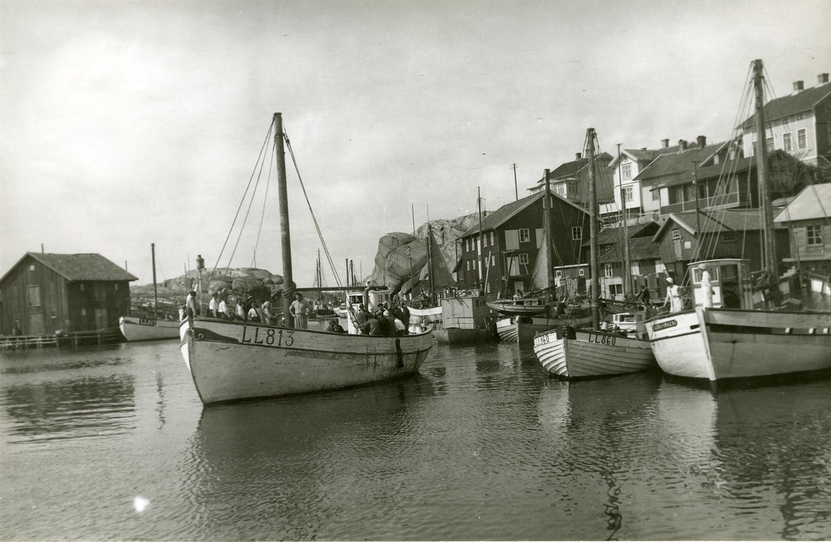 Utsikt över Smögens hamn omkring 1920.